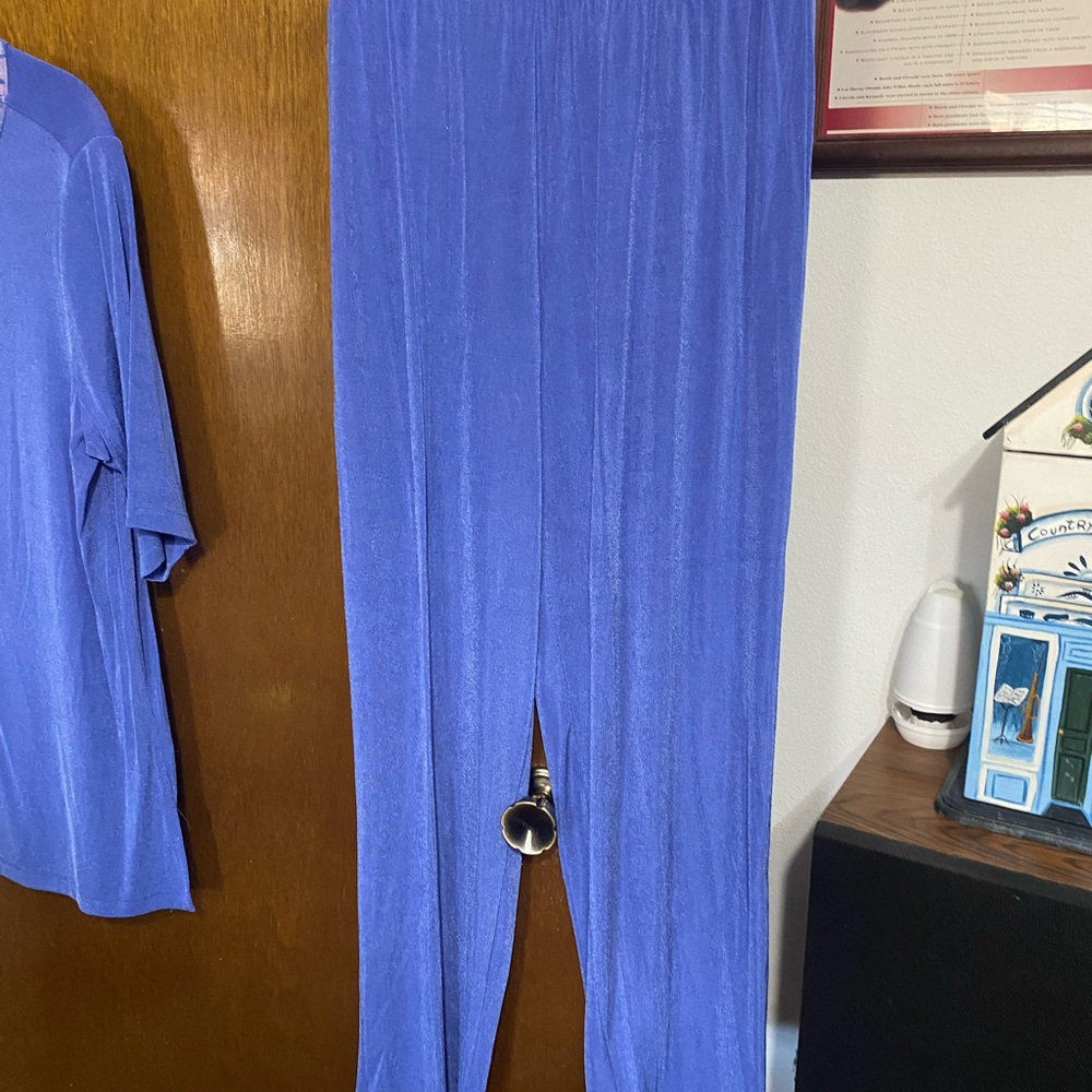 Periwinkle color top & pant set.  Short sleeve top.  Size large. - Picture 3 of 5